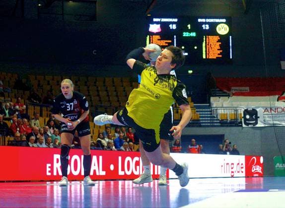 Goal throw by Alina Grijseels Dortmund Handball Women 1 Bundesliga 2025 26 BSV Sachsen Zwickau Borussia Dortmund 29 30 on 28 1 2026 in the Sparkassen Arena Zwickau BSV Sachsen Zw ickau Borussia Dortmund