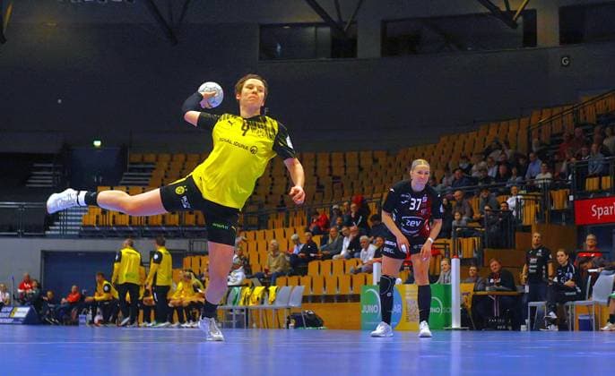 Alina Grijseels Dortmund converts a seven-meter penalty Handball Women 1 Bundesliga 2025 26 BSV Sachsen Zwickau Borussia Dortmund 29 30 on 28 1 2026 in the Sparkassen Arena Zwickau BSV Sachsen Zw ickau Borussia Dortmund