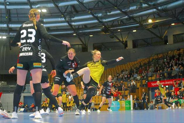 Emma Olsson Dortmund prevails over Laura Szabo Zwickau in the circle Handball Women 1 Bundesliga 2025 26 BSV Sachsen Zwickau Borussia Dortmund 29 30 on 28 1 2026 in the Sparkassen Arena Zwickau BSV Sachsen Zw ickau Borussia Dortmund