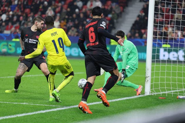 GER, UEFA CL, matchday 8, league phase, Bayer 04 Leverkusen GER vs FC Villarreal CF ESP , 28 01 2026, BayArena, Leverkusen, GER, UEFA CL, matchday 8, league phase, Bayer 04 Leverkusen GER vs FC Villarreal CF ESP , , pictured Nicolas Pà pà Villarreal CF 19 , on his way to the Leverkusen goal nordphotoxGmbHx xMeuter nph00351