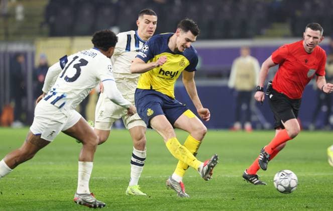 Atalanta s Nikola Krstovic and Union s Ross Sykes fight for the ball during a soccer game between Belgian Royale Union Saint-Gilloise and Italian Atalanta Bergamo, on Wednesday 28 January 2026 in Brussels, on the eight day of the League phase of the UEFA Champions League tournament. VIRGINIExLEFOUR  x159394041x