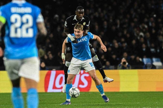CALCIO - UEFA Champions League - SSC Napoli vs Chelsea FC Moises Caicedo of Chelsea FC competes for the ball with Rasmus Hojlund of SSC Napoli during the Uefa Champions League between SSC Napoli vs Chelsea FC :Agostino Gemito PA Naples Italy  Copyright: xIPAxSport ABACAx