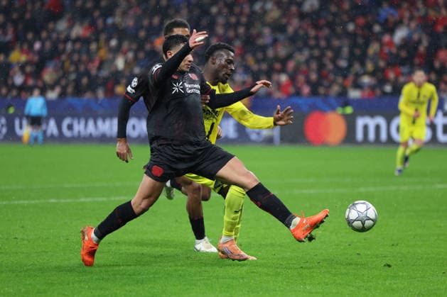 GER, UEFA CL, match day 8, league phase, Bayer 04 Leverkusen GER vs FC Villarreal CF ESP , 28 01 2026, BayArena, Leverkusen, GER, UEFA CL, match day 8, league phase, Bayer 04 Leverkusen GER vs FC Villarreal CF ESP , , pictured Tani Oluwaseyi Villarreal CF 21 , in duel against Ezequiel Fernandez Leverkusen 6 , Loï¯c Badà Leverkusen 5 , nordphotoxGmbHx xMeuter nph00351