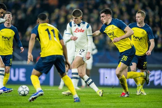 Union s Guilherme Smith, Atalanta s Charles De Ketelaere and Union s Ross Sykes fight for the ball during a soccer game between Belgian Royale Union Saint-Gilloise and Italian Atalanta Bergamo, on Wednesday 28 January 2026 in Brussels, on the eight day of the League phase of the UEFA Champions League tournament. JASPERxJACOBS  x159398606x