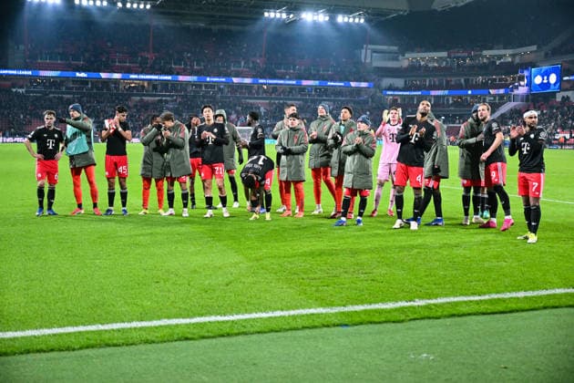 UEFA Champions League PSV Eindhoven FC Bayern München 28 01 2026 EINDHOVEN, NETHERLANDS 28 JANUARY The visiting team celebrates together with the fans after the 1 2 away win during the match between PSV Eindhoven and FC Bayern München on matchday 8 of the UEFA Champions League group stage at Philips Stadion Copyright: xBEAUTIFULxSPORTS Goldbergx