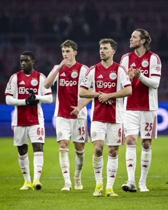 AMSTERDAM (l-r) Pharrell Nash of AFC Ajax, Youri Baas of AFC Ajax, Youri Regeer of AFC Ajax, and Wout Weghorst of AFC Ajax thank the crowd after the loss of the UEFA Champions League match between AFC Ajax and Olympiakos Piraeus at the Johan Cruijff ArenA on January 28, 2026, in Amsterdam, Netherlands. OLAF KRAAK ANP UEFA Champions League 2025-2026 xVIxANPxSportx xxANPxIVx 548933563 originalFilename: 548933563.jpg