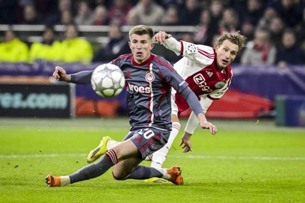AMSTERDAM (l-r) Costinha of Olympiakos Piraeus and Mika Godts of AFC Ajax during the UEFA Champions League match between AFC Ajax and Olympiakos Piraeus at the Johan Cruijff ArenA on January 28, 2026, in Amsterdam, Netherlands. OLAF KRAAK ANP UEFA Champions League 2025-2026 xVIxANPxSportx xxANPxIVx 548933813 originalFilename: 548933813.jpg