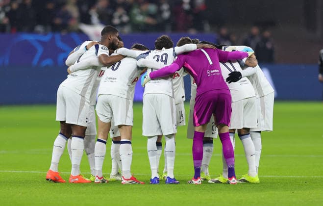 28 01 2026, Football UEFA Champions League, Eintracht Frankfurt Tottenham Hotspur, emonline, emspor, v l , team circle before the game, team circle before the game DFL DFB REGULATIONS PROHIBIT ANY USE OF PHOTOGRAPHS AS IMAGE SEQUENCES AND OR QUASI VIDEO xdcx Copyright: HMBxMedia Claus