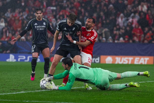 FBL UEFA Champions League 2025 26 SL Benfica Real Madrid Raul Asencio Real Madrid , Aurelien Tchouameni Real Madrid , Vangelis Pavlidis S L Benfica , Thibaut Courtois Real Madrid in action, with the bal during the UEFA Champions League 2025 26 League Phase MD8 match between Sport Lisboa e Benfica and Real Madrid at Estadio da Luz on Wednesday 28 January 2026 in Lisbon, Portugal Copyright: JoaquimxFerreira