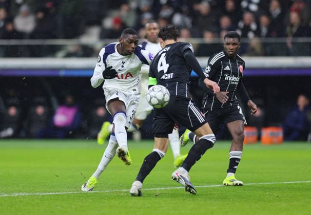 28 01 2026, Football UEFA Champions League, Eintracht Frankfurt Tottenham Hotspur, emonline, emspor, v l , Randal Kolo Muani Tottenham Hotspur , Robin Koch Eintracht Frankfurt DFL DFB REGULATIONS PROHIBIT ANY USE OF PHOTOGRAPHS AS IMAGE SEQUENCES AND OR QUASI VIDEO xdcx Copyright: HMBxMedia Claus