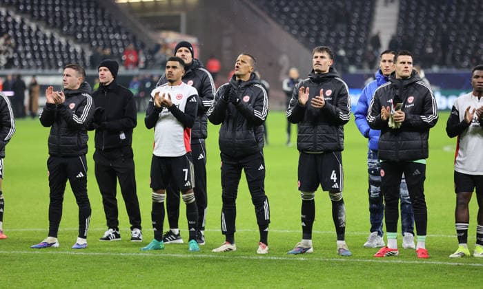 28 01 2026, Football UEFA Champions League, Eintracht Frankfurt Tottenham Hotspur, emonline, emspor, v l , Mario Götze Eintracht Frankfurt , Ansgar Knauff Eintracht Frankfurt , Timothy Chandler Eintracht Frankfurt , Robin Koch Eintracht Frankfurt thank the fans, thank, thanks, team after the match, after the match, thanks the fans, applauds the fans DFL DFB REGULATIONS PROHIBIT ANY USE OF PHOTOGRAPHS AS IMAGE SEQUENCES AND OR QUASI VIDEO xdcx Copyright: HMBxMedia Claus