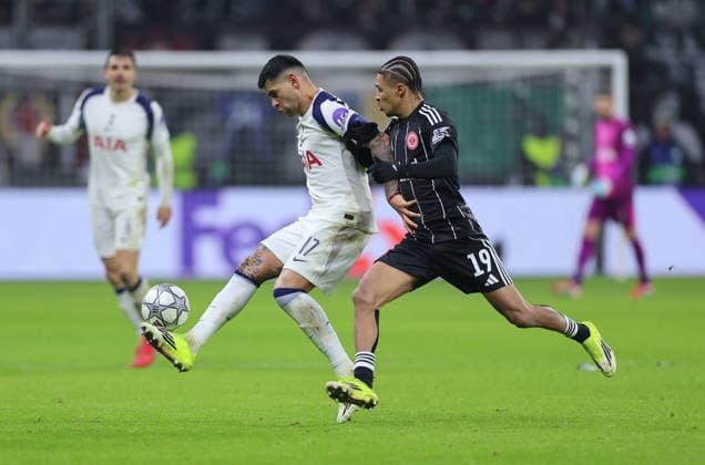 28 01 2026, Football UEFA Champions League, Eintracht Frankfurt Tottenham Hotspur, emonline, emspor, v l , Cristian Romero Tottenham Hotspur , Jean Matteo Bahoya Eintracht Frankfurt DFL DFB REGULATIONS PROHIBIT ANY USE OF PHOTOGRAPHS AS IMAGE SEQUENCES AND OR QUASI VIDEO xdcx Copyright: HMBxMedia Claus