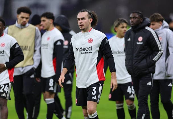 28 01 2026, Football UEFA Champions League, Eintracht Frankfurt Tottenham Hotspur, emonline, emspor, v l , Arthur Theate Eintracht Frankfurt enttaeuscht, enttaeuscht looking, dissapointed, traurig, frustiert, frust, gefrustet, frustrated DFL DFB REGULATIONS PROHIBIT ANY USE OF PHOTOGRAPHS AS IMAGE SEQUENCES AND OR QUASI VIDEO xdcx Copyright: HMBxMedia Claus