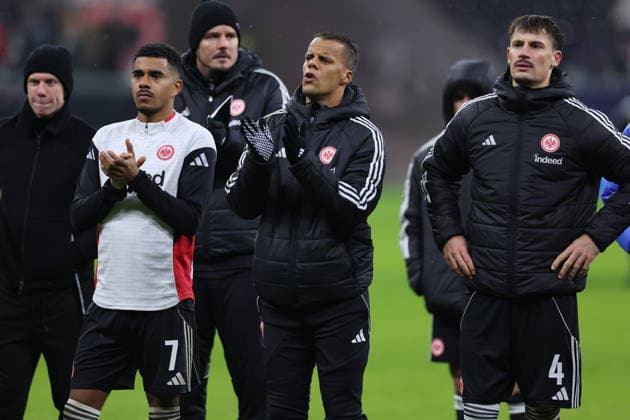 28 01 2026, Football UEFA Champions League, Eintracht Frankfurt Tottenham Hotspur, emonline, emspor, v l , Ansgar Knauff Eintracht Frankfurt , Timothy Chandler Eintracht Frankfurt thanks the fans, thank you, thanks, team after the match, after the match, thanks the fans, applauds the fans DFL DFB REGULATIONS PROHIBIT ANY USE OF PHOTOGRAPHS AS IMAGE SEQUENCES AND OR QUASI VIDEO xdcx Copyright: HMBxMedia Claus