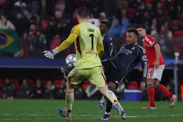 FBL UEFA Champions League 2025 26 SL Benfica Real Madrid Goalkeeper Anatoliy Trubin S L Benfica , Kylian Mbappe Real Madrid battles for the Ball during the UEFA Champions League 2025 26 League Phase MD8 match between Sport Lisboa e Benfica and Real Madrid at Estadio da Luz on Wednesday 28 January 2026 in Lisbon, Portugal Copyright: JoaquimxFerreira