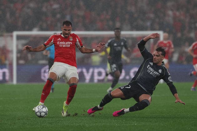 FBL UEFA Champions League 2025 26 SL Benfica Real Madrid Vangelis Pavlidis S L Benfica , Raul Asencio Real Madrid battles for the Ball during the UEFA Champions League 2025 26 League Phase MD8 match between Sport Lisboa e Benfica and Real Madrid at Estadio da Luz on Wednesday 28 January 2026 in Lisbon, Portugal Copyright: JoaquimxFerreira