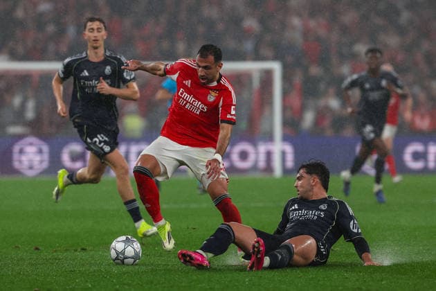 FBL UEFA Champions League 2025 26 SL Benfica Real Madrid Vangelis Pavlidis S L Benfica , Raul Asencio Real Madrid battles for the Ball during the UEFA Champions League 2025 26 League Phase MD8 match between Sport Lisboa e Benfica and Real Madrid at Estadio da Luz on Wednesday 28 January 2026 in Lisbon, Portugal Copyright: JoaquimxFerreira