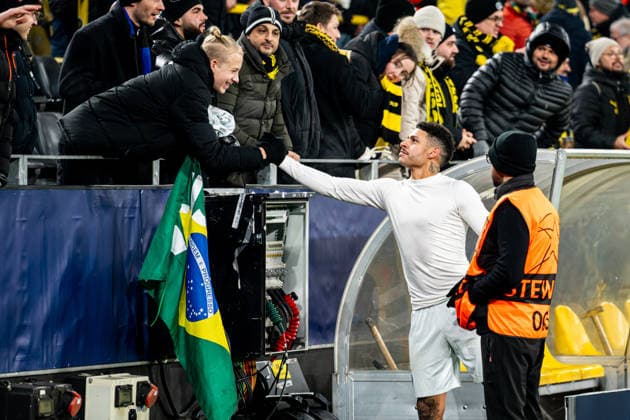 2026-01-28 Borussia Dortmund v FC Internazionale Milano - UEFA Champions League 2025 26 League Phase MD8 DORTMUND, GERMANY - JANUARY 28: Luis Henrique of FC Internazionale Milano gives his jersey to a fan with the flag of Brazil after the UEFA Champions League 2025 26 League Phase MD8 match between Borussia Dortmund and FC Internazionale Milano at BVB Stadion Dortmund on January 28, 2026 in Dortmund, Germany. (Photo by Gabriel Calvino Alonso BSR Agency) Dortmund Germany Content not available for redistribution in The Netherlands directly or indirectly through any third parties. Copyright: xBSRxAgencyx