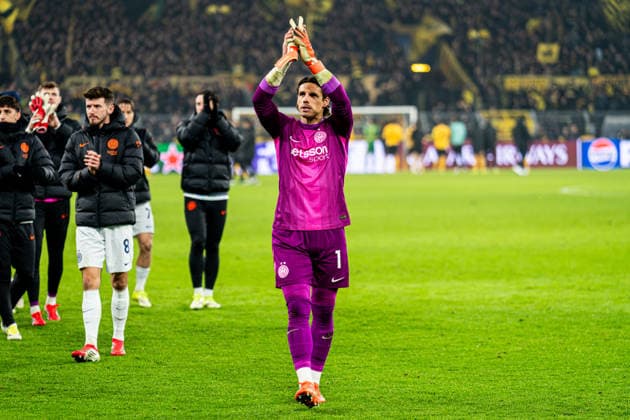 2026-01-28 Borussia Dortmund v FC Internazionale Milano - UEFA Champions League 2025 26 League Phase MD8 DORTMUND, GERMANY - JANUARY 28: goalkeeper Yann Sommer of FC Internazionale Milano thanks the fans after the UEFA Champions League 2025 26 League Phase MD8 match between Borussia Dortmund and FC Internazionale Milano at BVB Stadion Dortmund on January 28, 2026 in Dortmund, Germany. (Photo by Gabriel Calvino Alonso BSR Agency) Dortmund Germany Content not available for redistribution in The Netherlands directly or indirectly through any third parties. Copyright: xBSRxAgencyx