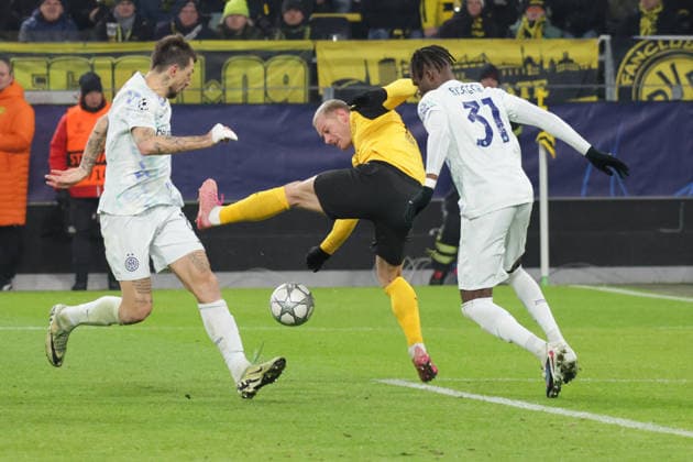28 01 2026, xgrfx, Football UEFA Champions League , Borussia Dortmund Inter Milan v l Francesco Acerbi Inter Milan , Julian Ryerson Borussia Dortmund , Yann Bisseck Inter Milan DFL DFB REGULATIONS PROHIBIT ANY USE OF PHOTOGRAPHS as IMAGE SEQUENCES and or QUASI VIDEO Signal Iduna Park
