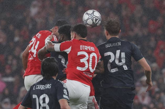 FBL UEFA Champions League 2025 26 SL Benfica Real Madrid Nicolas Otamendi S L Benfica , Dean Huijsen Real Madrid in action, with the bal during the UEFA Champions League 2025 26 League Phase MD8 match between Sport Lisboa e Benfica and Real Madrid at Estadio da Luz on Wednesday 28 January 2026 in Lisbon, Portugal Copyright: JoaquimxFerreira