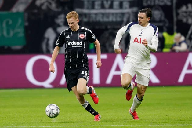 Running duel between Hugo Larsson Eintracht Frankfurt, 16 and Joao Palhinha Tottenham Hotspur, 6 28 01 2026, Soccer, Eintracht Frankfurt vs Tottenham Hotspur UEFA Champions League, GER, Frankfurt, Deutsche Bank Park Copyright: HMBxMedia xHeikoxBecker