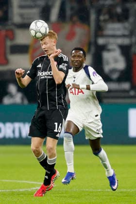 v l Hugo Larsson Eintracht Frankfurt, 16 and Pape Sarr Tottenham Hotspur, 29 , 28 01 2026, Soccer, Eintracht Frankfurt vs Tottenham Hotspur UEFA Champions League, GER, Frankfurt, Deutsche Bank Park Copyright: HMBxMedia xHeikoxBecker