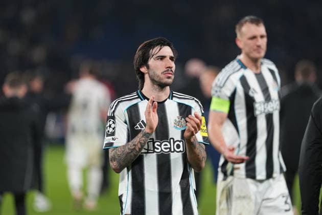 Sandro Tonali of Newcastle applauds the traveling fans after the match Paris Saint-Germain v Newcastle United, UEFA Champions League, Group Stage, Football, Parc des Princes, Paris, France - 28 Jan 2026Paris Parc des Princes France EDITORIAL USE ONLY No use with unauthorised audio, video, data, fixture lists, club league logos or live services. Online in-match use limited to 120 images, no video emulation. No use in betting, games or single club league player publications. Copyright: xDavexWinter Shutterstockx 16429499kc