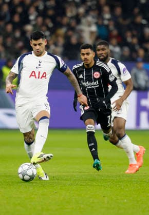 v l Cristian Romero Tottenham Hotspur, 17 and Ansgar Knauff Eintracht Frankfurt, 7 , 28 01 2026, Soccer, Eintracht Frankfurt vs Tottenham Hotspur UEFA Champions League, GER, Frankfurt, Deutsche Bank Park Copyright: HMBxMedia xHeikoxBecker