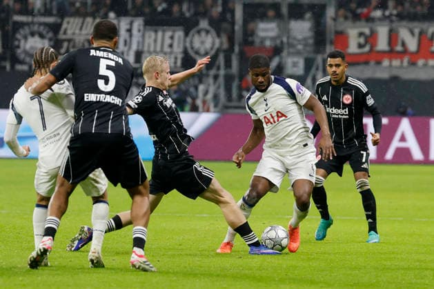v l Hugo Larsson Eintracht Frankfurt, 16 and Kevin Danso Tottenham Hotspur, 4 , 28 01 2026, Soccer, Eintracht Frankfurt vs Tottenham Hotspur UEFA Champions League, GER, Frankfurt, Deutsche Bank Park Copyright: HMBxMedia xHeikoxBecker