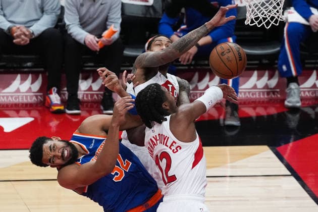 New York Knicks vs Toronto Raptors TORONTO, CANADA - JANUARY 28 : Karl-Anthony Towns (32) of New York Knicks in action against Colin Murray-Boyles (12) and Brandon Ingram (3) of Toronto Raptors during the NBA, Basketball Herren, USA basketball game between New York Knicks and Toronto Raptors at the Scotiabank Arena on January 28, 2026 in Toronto, Ontario, Canada. Mert Alper Dervis Anadolu Ontario Canada. Editorial use only. Please get in touch for any other usage.  Copyright: x2026xAnadoluxMertxAlperxDervisx