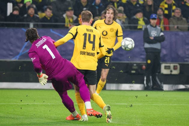 Dortmund, Germany January 28, 2026 Champions League 2025 2026 Borussia Dortmund vs Inter Milan In the picture from left in a duel goalkeeper Yann Sommer Inter and Maximilian Beier BVB Signal Iduna Park North Rhine-Westphalia Copyright: xFotostandx xFantinix