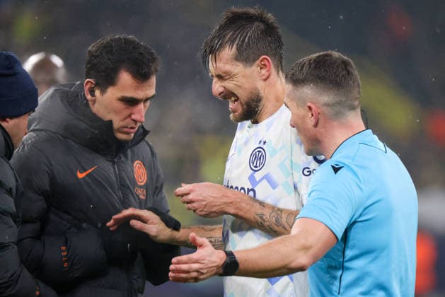 Dortmund, Germany 28 January 2026 Champions League 2025 2026 Borussia Dortmund vs Inter Milan In the picture from left third Francesco Acerbi Inter receives medical treatment due to injury, next to him referee Istvan Kovacs Romania Signal Iduna Park North Rhine-Westphalia Copyright: xFotostandx xFantinix