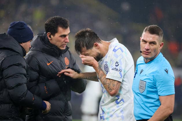 Dortmund, Germany 28 January 2026 Champions League 2025 2026 Borussia Dortmund vs Inter Milan In the picture from left third Francesco Acerbi Inter receives medical treatment due to injury and next to him referee Istvan Kovacs Romania Signal Iduna Park North Rhine-Westphalia Copyright: xFotostandx xFantinix