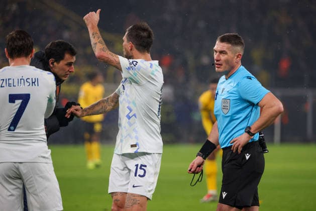 Dortmund, Germany 28 January 2026 Champions League 2025 2026 Borussia Dortmund vs Inter Milan In the picture from left third Francesco Acerbi Inter receives medical treatment due to injury, next to him referee Istvan Kovacs Romania Signal Iduna Park North Rhine-Westphalia Copyright: xFotostandx xFantinix