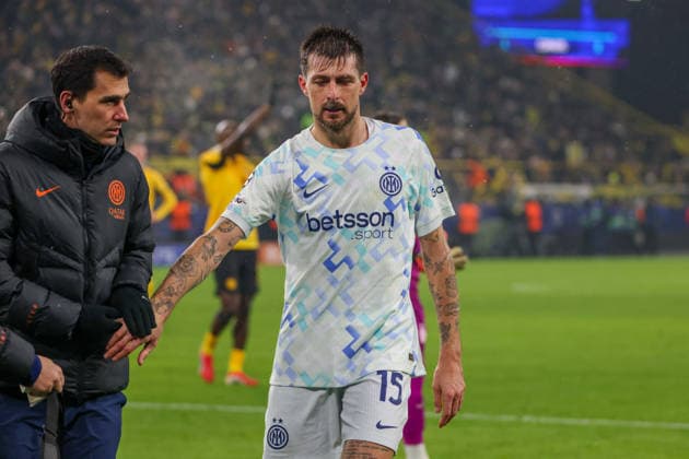 Dortmund, Germany 28 January 2026 Champions League 2025 2026 Borussia Dortmund vs Inter Milan Pictured Francesco Acerbi Inter receives medical treatment for injury Signal Iduna Park North Rhine-Westphalia Copyright: xFotostandx xFantinix