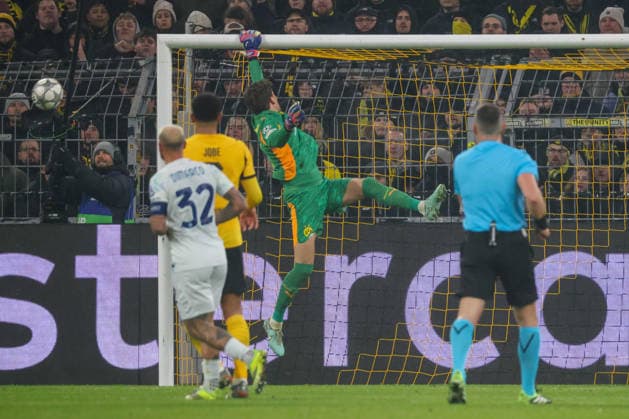 Dortmund, Germany 28 January 2026 Champions League 2025 2026 Borussia Dortmund vs Inter Milan In the picture goalkeeper Gregor Kobel BVB , center in the picture, hears the ball and prevents a goal for Inter Milan Signal Iduna Park Nordrhein Westfalen Copyright: xFotostandx xFantinix