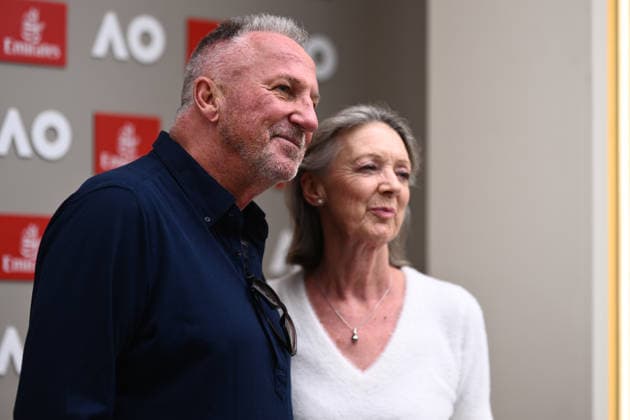 TENNIS AUSTRALIAN OPEN, Fromer cricketer Lord Ian Botham (left) and partner Kathy Botham poses for a photo at a hospitality marquee during Day 12 of the 2026 Australian Open tennis tournament at Melbourne Park in Melbourne, Thursday, January 29, 2026. ( NO ARCHIVING MELBOURNE VICTORIA AUSTRALIA  Copyright: xJOELxCARRETTx 20260129134758011914