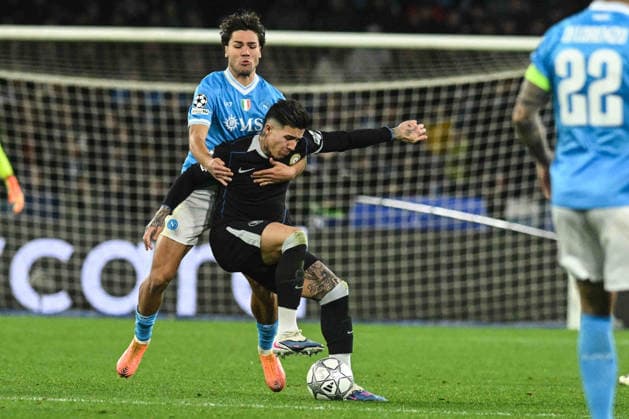 Enzo Fernandez of Chelsea FC competes for the ball with Antonio Vergara of SSC Napoli during the Uefa Champions League between SSC Napoli vs Chelsea FC :Agostino Gemito PA  Copyright: xDaniloxGemito IPAxSportx xipa-agency.netx xx IPA_70678839 IPA_Agency_IPA70678839