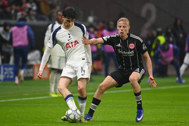 Archie GRAY Tottenham , action,duel against Oscar HOEJLUND Eintracht Frankfurt Football Champions League,season 2025 26, league phase Eintracht Frankfurt Tottenham Hotspur 0 2 on 28 01 2026, D E U T S C H E B A N K P A R K