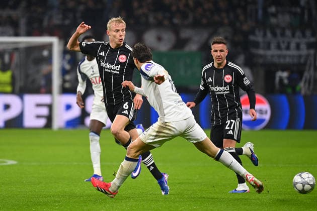 Oscar HOEJLUND Eintracht Frankfurt action,duel against Joao PALHINHA Tottenham , re Mario GOETZE Eintracht Frankfurt Football Champions League,season 2025 26, league phase Eintracht Frankfurt Tottenham Hotspur 0 2 on 28 01 2026, D E U T S C H E B A N K P A R K