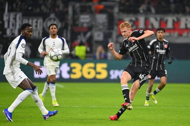 Hugo LARSSON Eintracht Frankfurt on the ball,Action Football Champions League,Season 2025 26, League phase Eintracht Frankfurt Tottenham Hotspur 0 2 on 28 01 2026, D E U T S C H E B A N K P A R K