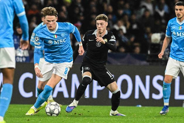 CALCIO - UEFA Champions League - SSC Napoli vs Chelsea FC Cole Palmer of Chelsea FC competes for the ball with Scott McTominay of SSC Napoli during the Uefa Champions League between SSC Napoli vs Chelsea FC :Agostino Gemito PA Naples Italy  Copyright: xIPAxSport ABACAx
