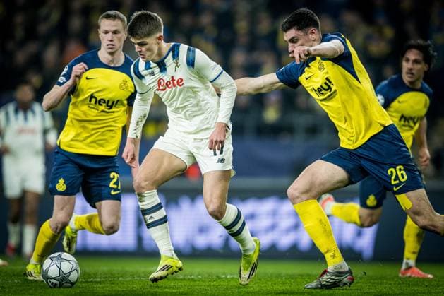 Atalanta s Charles De Ketelaere and Union s Ross Sykes fight for the ball during a soccer game between Belgian Royale Union Saint-Gilloise and Italian Atalanta Bergamo, on Wednesday 28 January 2026 in Brussels, on the eight day of the League phase of the UEFA Champions League tournament. JASPERxJACOBS  x159495512x
