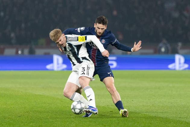 Paris Saint-Germain v Newcastle United FC - UEFA Champions League 2025 26 League Phase MD8 Lewis Hall of Newcastle United and Khvicha Kvaratskhelia of Paris Saint-Germain participate in the UEFA Champions League - League phase, Matchday 8 football match between Paris Saint-Germain and Newcastle United FC at the Parc des Princes stadium. Paris France  Copyright: xIbrahimxEzzatx originalFilename:ezzat-notitle260128_npBg2.jpg