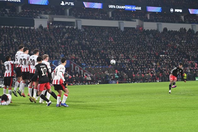 Tom BISCHOF M shoots a free kick, action, single action PSV Eindhoven PSV FC Bayern Muenchen M 1 2 Football Champions League, Matchday 8, matchday8, on 28 01 2026 at Philips Stadion Eindhoven Netherlands UEFA regulations prohibit any use of photographs as image sequences and or quasi video Â