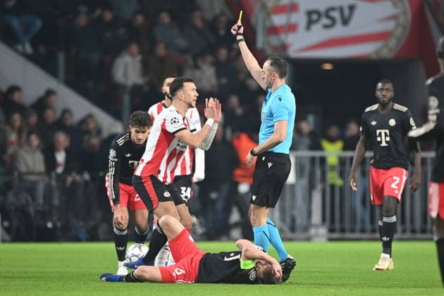 Referee Joao PINHERO POR shows Ivan PERISIC PSV the yellow card for a foul on Joshua KIMMICH M, warning PSV Eindhoven PSV FC Bayern Muenchen M 1 2 Football Champions League, Matchday 8, matchday8, on 28 01 2026 at Philips Stadion Eindhoven Netherlands UEFA regulations prohibit any use of photographs as image sequences and or quasi video Â