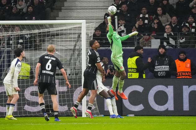 Goalkeeper Kaua Santos Eintracht Frankfurt clears by fist defense Frankfurt 28 01 2026 Eintracht Frankfurt vs Tottenham Hotspurs, Deutsche Bank Park, Matchday 8 Champions League