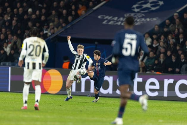 Paris Saint-Germain v Newcastle United FC - UEFA Champions League 2025 26 League Phase MD8 Lewis Hall of Newcastle United and Joao Neves of Paris Saint-Germain participate in the UEFA Champions League - League phase, Matchday 8 - football match between Paris Saint-Germain (PSG) and Newcastle United FC at the Parc des Princes stadium. Paris France  Copyright: xIbrahimxEzzatx originalFilename:ezzat-notitle260128_np9nh.jpg