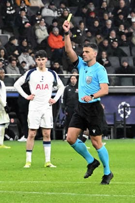 28 01 2026, xsltx, Football UEFA Champions League, Eintracht Frankfurt Tottenham Hotspur v l Referee Referee Istvan Kovacs shows the yellow card DFL DFB REGULATIONS PROHIBIT ANY USE OF PHOTOGRAPHS as IMAGE SEQUENCES and or QUASI VIDEO